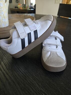 adidas | Shoes | Adidas Boys Kids Lhg 29003 Size 55 White Black Blue Nice  Clean Laceup | Poshmark
